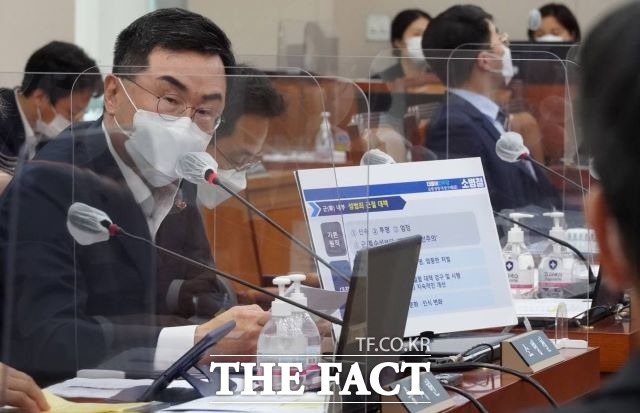 소병철 의원이 10일 법사위 질의에서 서욱 국방부 장관을 상대로 최근 공군 부사관 사망사건과 관련 긴급 현안질의를 하고 있다. /소병철의원실 제공