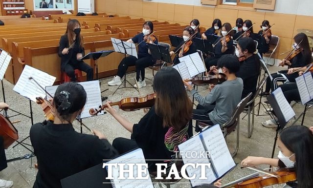 순천청소년오케스트라 단원들이 마윤미 단장 지도하에 연습에 열중하고 있다. 7명으로 현악합주단으로 시작해서 4년만에 55명의 현악 오케스트라로 규모면에서도, 연주실력과 인성함양에도 성장을 거듭하고 있다. /유홍철기자