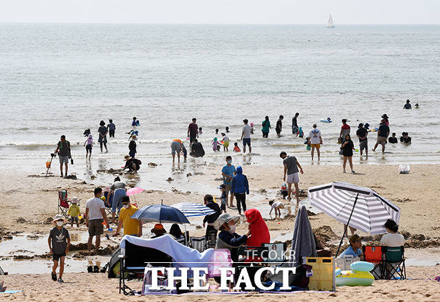기상청에 따르면 오늘(13일)도 한낮에 30도 안팎으로 무덥겠다. 전날(12일) 오후 인천 을왕리해수욕장을 찾은 시민들이 물놀이를 즐기고 있다. /인천=남용희 기자