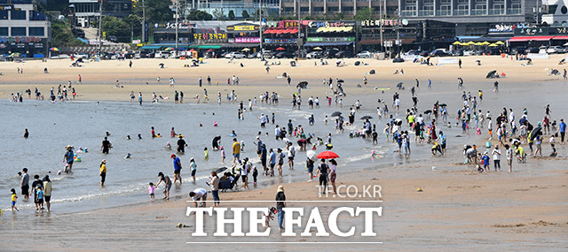 인천 을왕리해수욕장을 찾은 시민들.