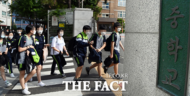 서울 양천구 월촌중학교에서 학생들이 등교하고 있다.