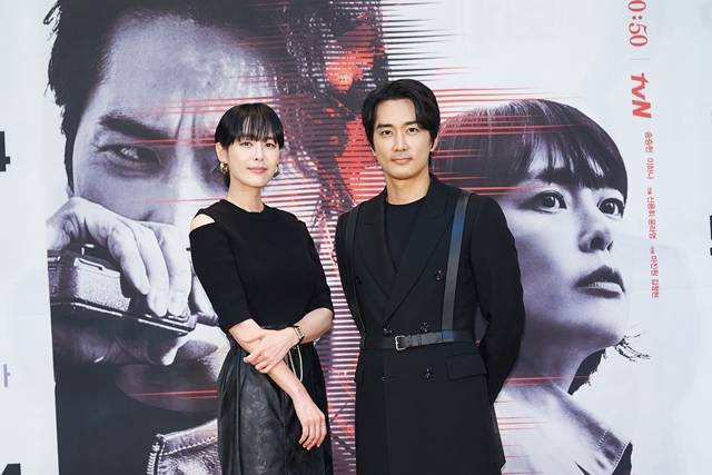 이하나(왼쪽)와 송승헌은 이번 시즌을 통해 새롭게 호흡을 맞춘다. /tvN 제공