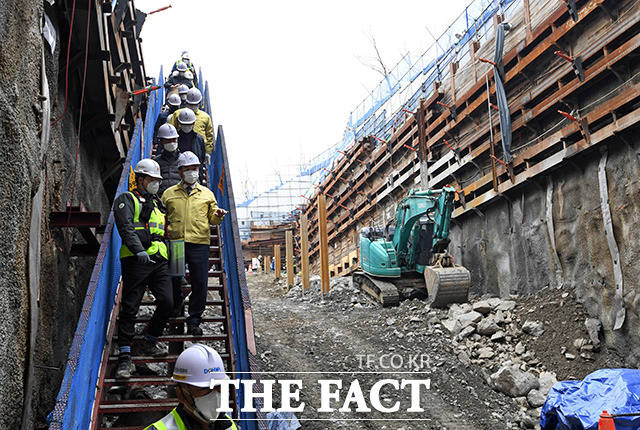 터널 건설공사 현장에서 안전점검을 하는 모습 / 더팩트DB