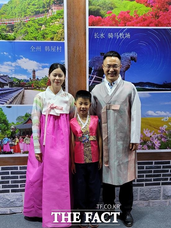 지난 11일부터 14일까지 중국 충칭에서 열린 제7회 중국서부국제관광박람회에 참가한 전북도 관광홍보관에서 중국인이 한복 입고 사진 찍기 체험을 하고 있다./전북도 제공