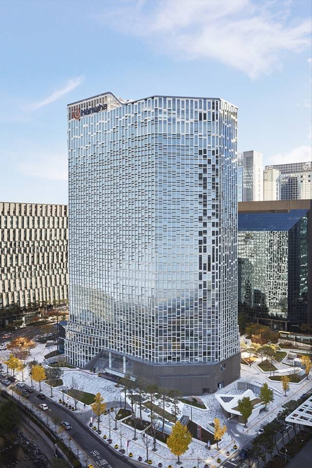 한화그룹 본사 사옥이 세계초고층도시건축학회가 주최한 2021 Tall+Urban Innovation 콘퍼런스에서 리노베이션 부문 대상에 선정됐다. /한화그룹 제공