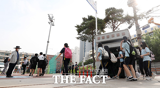 수도권 중학생 등교 수업이 확대된 14일 서울 동대문구 장평중학교에서 학생들이 등교를 하고 있다.