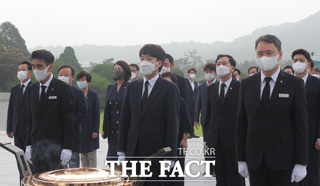 이준석 국민의힘 대표가 14일 취임 첫 공식일정으로 국립대전현충원을 찾아 현충탑에 참배하고 있다. / 김성서 기자