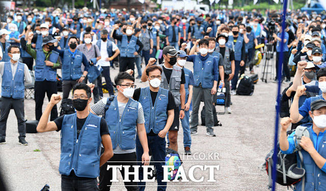 전국택배노동조합이 15일 오후 서울 영등포구 여의도공원에서 집단 상경투쟁을 진행하고 있다. /임세준 기자