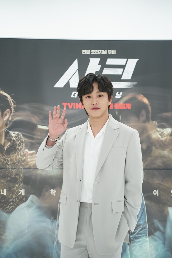 김민석이 15일 티빙 오리지널 영화 샤크 온라인 제작발표회에서 열린 포토타임에서 포즈를 취하고 있다. /티빙 제공
