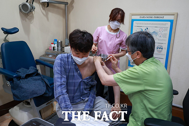 이준석 국민의힘 대표가 15일 오전 서울 노원구 상계동의 한 병원에서 코로나19 백신(얀센)을 접종하고 있다. /국회사진취재단