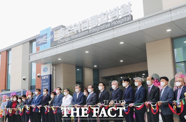 15일 충북 충주시 수안보면에서 중부권 통합의학센터 충주위담통합병원 개원식이 열린 가운데 행사 참석자들이 기념테이프 커팅을 하고 있다. / 충북도 제공
