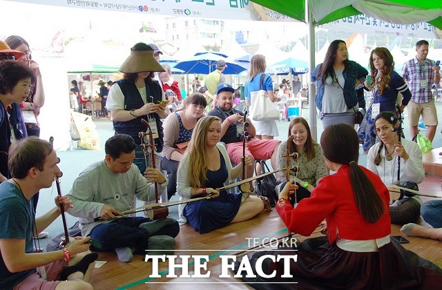2019년 난계국악축제에서 외국인들이 전통악기를 배우고 있다. / 영동군 제공