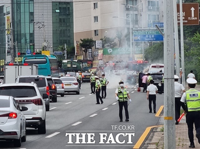 15일 오전 9시쯤 청주시 율량동 성모병원 앞 도로에서 차량화재가 발생한 가운데 이를 발견한 충북경찰청 제1기동대 소속 경찰들이 신속히 대처해 2차 사고를 막았다. / 충북경찰청 제공