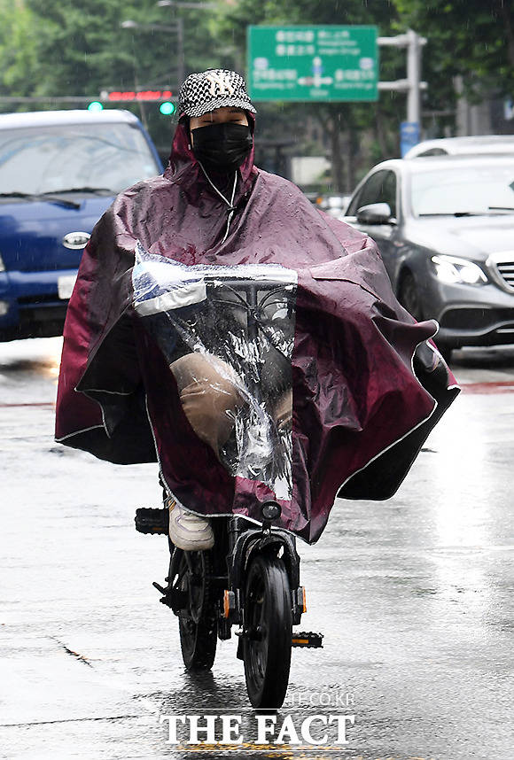우산 대신 비옷으로 무장한 시민.