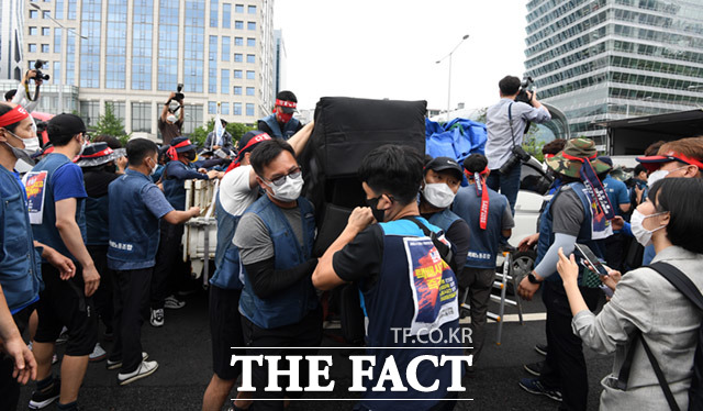 전국택배노동조합이 15일 오후 서울 영등포구 여의도공원에서 집단 상경투쟁을 진행하는 가운데 방송장비 반입을 둘러싸고 조합원들과 경찰과의 마찰이 발생했다. /임세준 기자