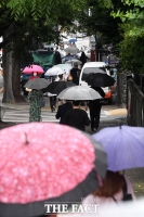  비 내리는 여의도 '우산 행렬' [포토]