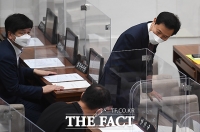  의원들과 인사하는 오세훈 [포토]