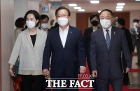  김부겸 국무총리와 함께 입장하는 홍남기-유은혜 부총리 [포토]