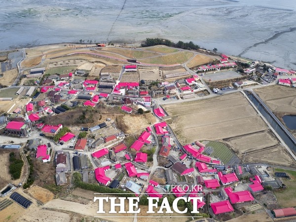 하늘에서 내려다본 사진찍기 좋은 섬 신안군 병풍도 마을./신안군 제공