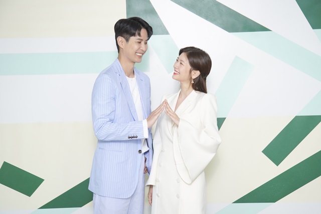 배우 김지석(왼쪽)과 정소민이 JTBC 새 수목드라마 월간 집을 통해 8년 만에 다시 한번 호흡을 맞추게 된 소감을 밝혔다. /JTBC 제공