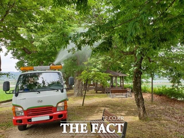 괴산군이 이달 말까지 과실 상품성에 심각한 피해를 주는 갈색날개매미충과 미국선녀벌레, 꽃매미 등 돌발해충의 방제를 위해 농가에 약제를 공급한다. 괴산군 농업기술센터 방제단이 방제를 하고 있다. / 괴산군 제공