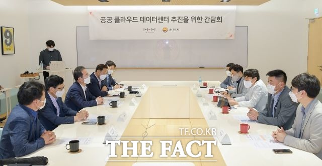 허석 순천시장이 지난 15일 판교 테크노밸리에 위치한 NHN 본사를 방문, 김동훈 대표 등과 순천에 공공 클라우드 데이터센터 조성키로 한 지난 3월 투자협약을 체결 이후 4차산업 생태계 조성에 관한 방안을 협의했다. /순천시 제공