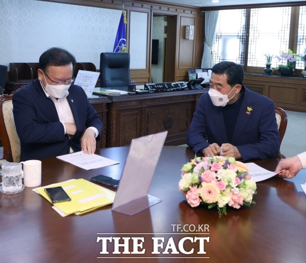 윤화섭 안산시장은 15일 오후 정부서울청사 국무총리실에서 김부겸 국무총리와의 면담을 가졌다./안산시 제공