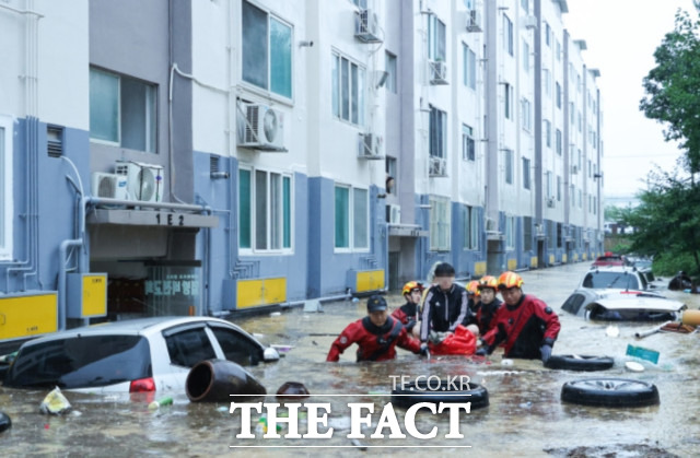 지난해 7월 30일 폭우로 대전 서구 정림동 아파트에서 소방대원들이 주민을 보트에 태워 구조하고 있다. / 대전시 제공
