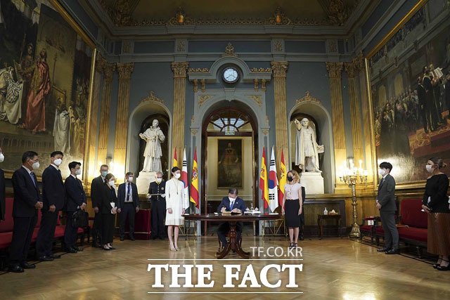 스페인 마드리드 상원의사당에서 방명록 작성하는 문재인 대통령.