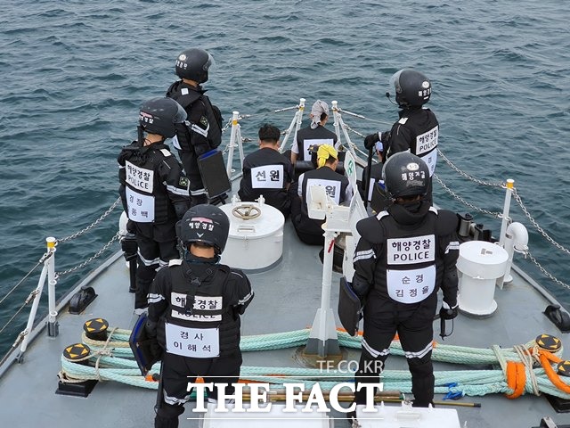 포항해경 불법어업 단속 경관들이 모의어선 선원들을 제압한 모습/포항해경 제공