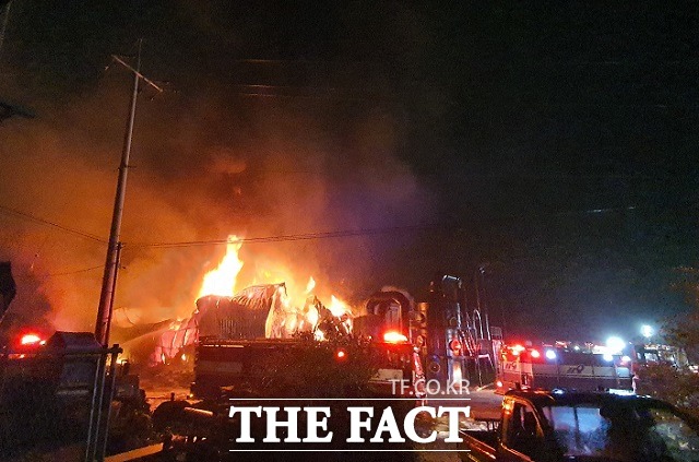 18일 오전 1시 55분쯤 충북 진천군 이월면의 정화조 제조공장에서 불이 나 8900만원 상당의 재산피해가 발생했다. 화재 현장 사진. / 충북소방본부 제공