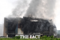  검은 연기 치솟는 이천 쿠팡 물류센터 [포토]