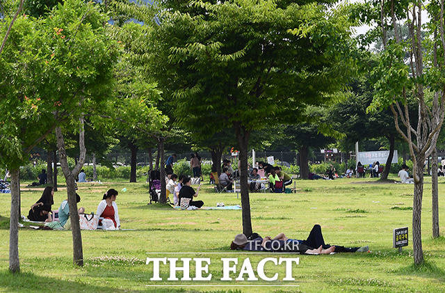 전국적으로 무더운 날씨를 보인 20일 오후 서울 영등포구 여의도 한강시민공원을 찾은 시민들이 그늘에서 더위를 식히고 있다. /이동률 기자