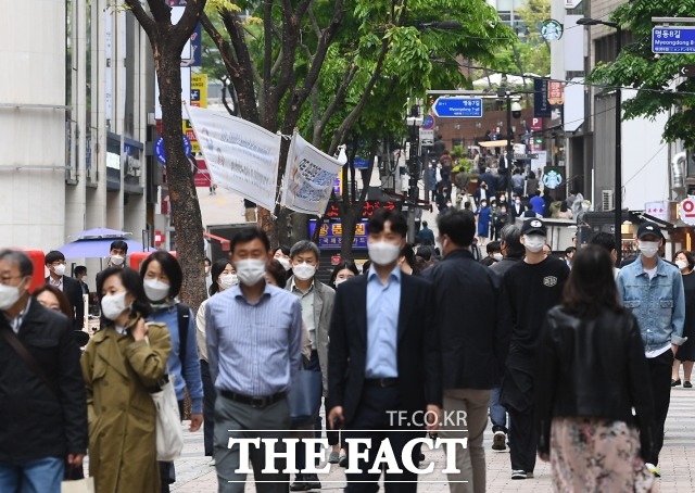 정부가 다음 달 1일부터 사회적 거리 두기 지침을 완화한다. 사진은 서울 중구 명동거리에서 시민들이 마스크를 쓴 채 이동하는 모습. (기사내용과 무관) /이동률 기자