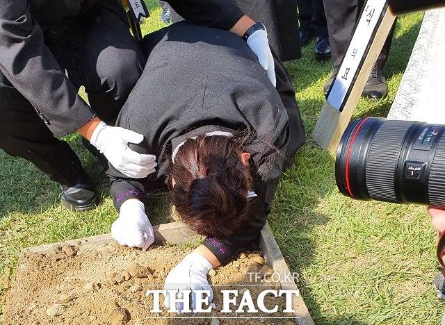 김동식 구조대장의 유가족이 허토가 시작되자 묘소를 끌어안고 오열하고 있다. / 김성서 기자