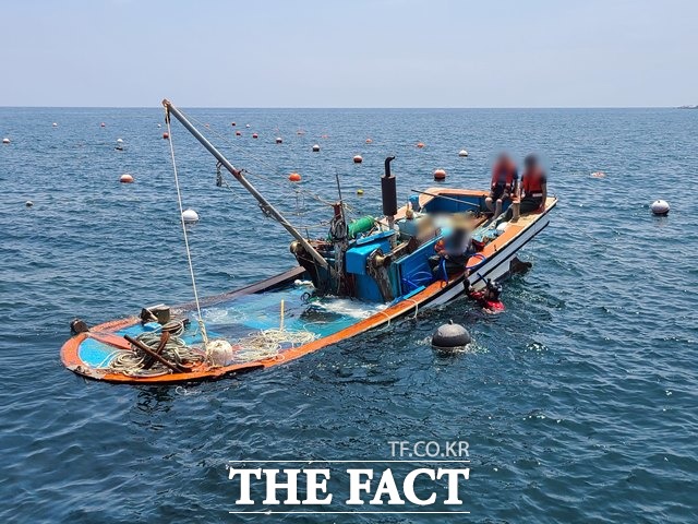 20일 오던 포힝시 구룡포읍 하정1리 해상에서 작업중이던 어선에서 침수사고가 발생해 포항해경이 구조작업을 펼쳤다. 침수중인 어선 모습/포항해경 제공