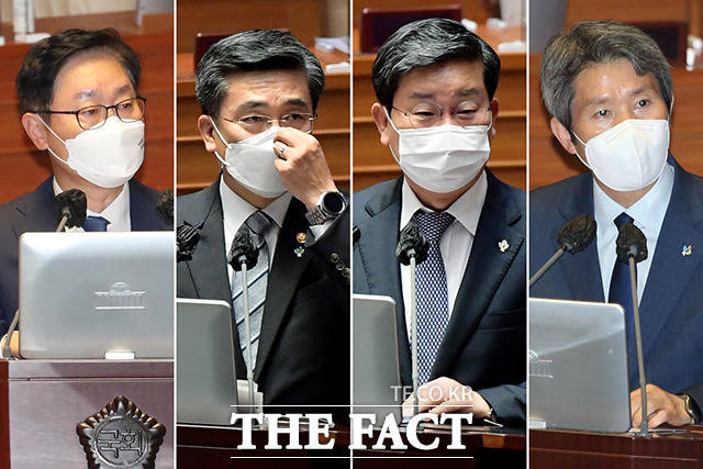 박범계 법무부 장관과 서욱 국방부 장관, 전해철 행정안전부 장관, 이인영 통일부 장관(왼쪽부터)이 22일 오후 서울 여의도 국회 본회의장에서 열린 정치·외교·통일·안보 분야 대정부질문에 출석해 의원들의 질의에 답하고 있다. /국회=이선화 기자