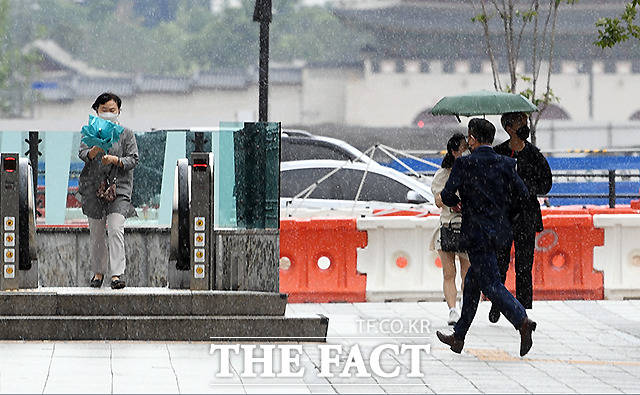22일 오후 서울 광화문 일대에서 시민들이 갑작스레 내린 소나기를 피해 달리고 있다. /이새롬 기자