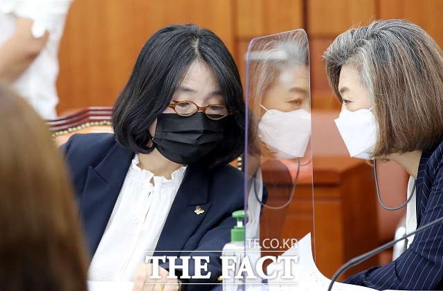 더불어민주당은 22일 의원총회에서 국민권익위원회 전수조사 결과 부동산 비위 의혹이 제기된 비례대표 윤미향(왼쪽)·양이원영 의원을 제명했다. /더팩트 DB