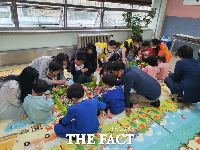 전북 고창군어린이급식관리지원센터가 이달부터 4차례에 걸쳐 부모와 아이가 함께하는 식생활 개선 프로그램 ‘다(多)문화 다(多)함께! Season 3’를 진행한다. /고창군 제공