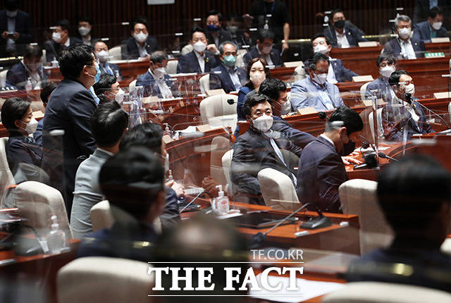 회의 공개 여부와 관련 설훈 의원의 의사진행 발언 경청하는 의원들