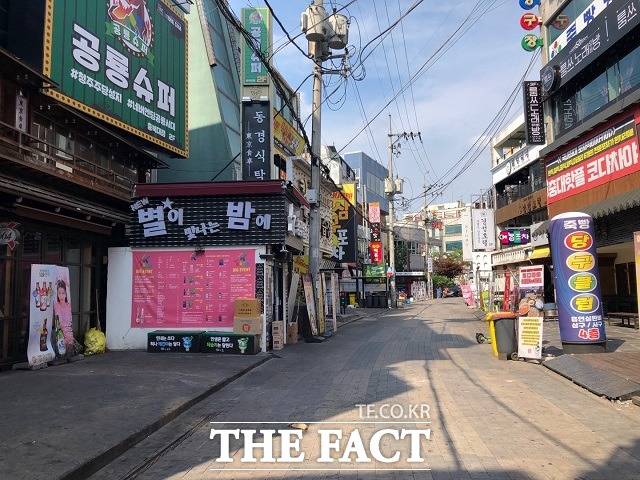 코로나19 여파로 각 대학들이 1학기 수업을 비대면 수업으로 진행하면서 충북대 중문 상권가는 한산한 모습을 보였다. / 전유진 기자