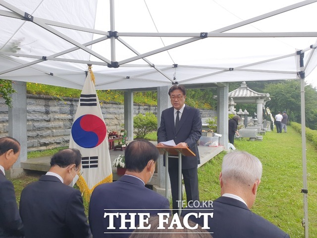 김종필 전 총리의 서거 3주기 추도식이 23일 고향 부여군 선영에서 엄수됐다. 생전 고인의 정치적 아들로 알려졌던 정진석 국회의원이 추도사를 낭독하고 있다. /김다소미 기자