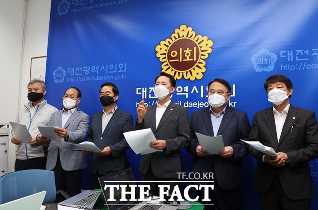 대전시의회 권중순 의장을 비롯한 의장단이 23일 시의회 기자실에서 K-바이오 렙허브 구축 공모사업에 수도권을 제외할 것을 촉구하고 있다. / 대전시의회 제공