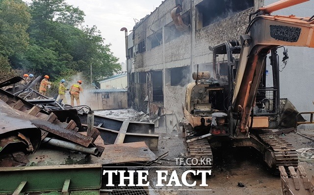 23일 오후 3시 58분께 충남 천안 서북구 두정공단 내 철거 작업 중이던 공장에서 화재가 발생해 3명이 부상을 입었다. /김아영 기자