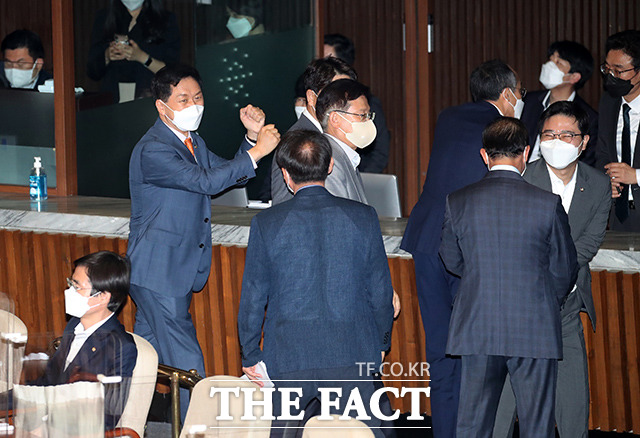 본회의장 들어서는 김기현 국민의힘 원내대표 및 의원들