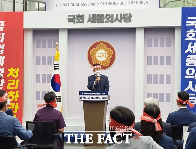 23일 이춘희 세종시장이 청사 행정수도 완성 홍보전시관에서 열린 결의대회에서 연대사를 하고 있다./이훈학 기자