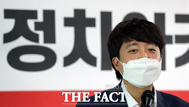 이준석 국민의힘 대표는 23일 윤석열 전 검찰총장의 X파일 논란에 대한 당내 조력과 관련해 당내 인사로 분류되는 분이 아니기에 최근, 특히 논란된 X파일에 대해 공식적으로 대응할 계획이 없다고 선을 그었다. /이선화 기자