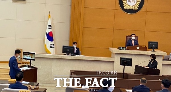 23일 열린 제284회 포항시의회 제1차 정례회 시정 질의에서 포항시의회 김민정 위원장이 본 회의장에서 이강덕 시장을 향해 작정한듯 폭탄 발언을 쏟아냈다..포항시의회 김민정위원장이 이강덕 시장에게 시정질의를 하고 있다./포항=오주섭기자