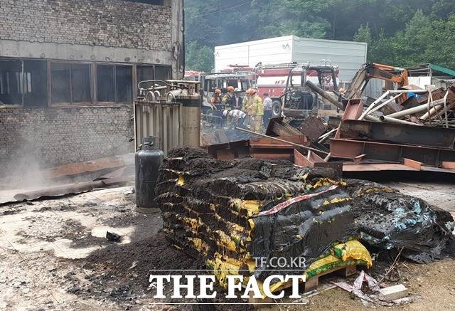 23일 오후 3시 58분께 충남 천안 서북구 두정공단 내 철거 작업 중이던 공장에서 화재가 발생해 3명이 경상을 입었다. /김아영 기자